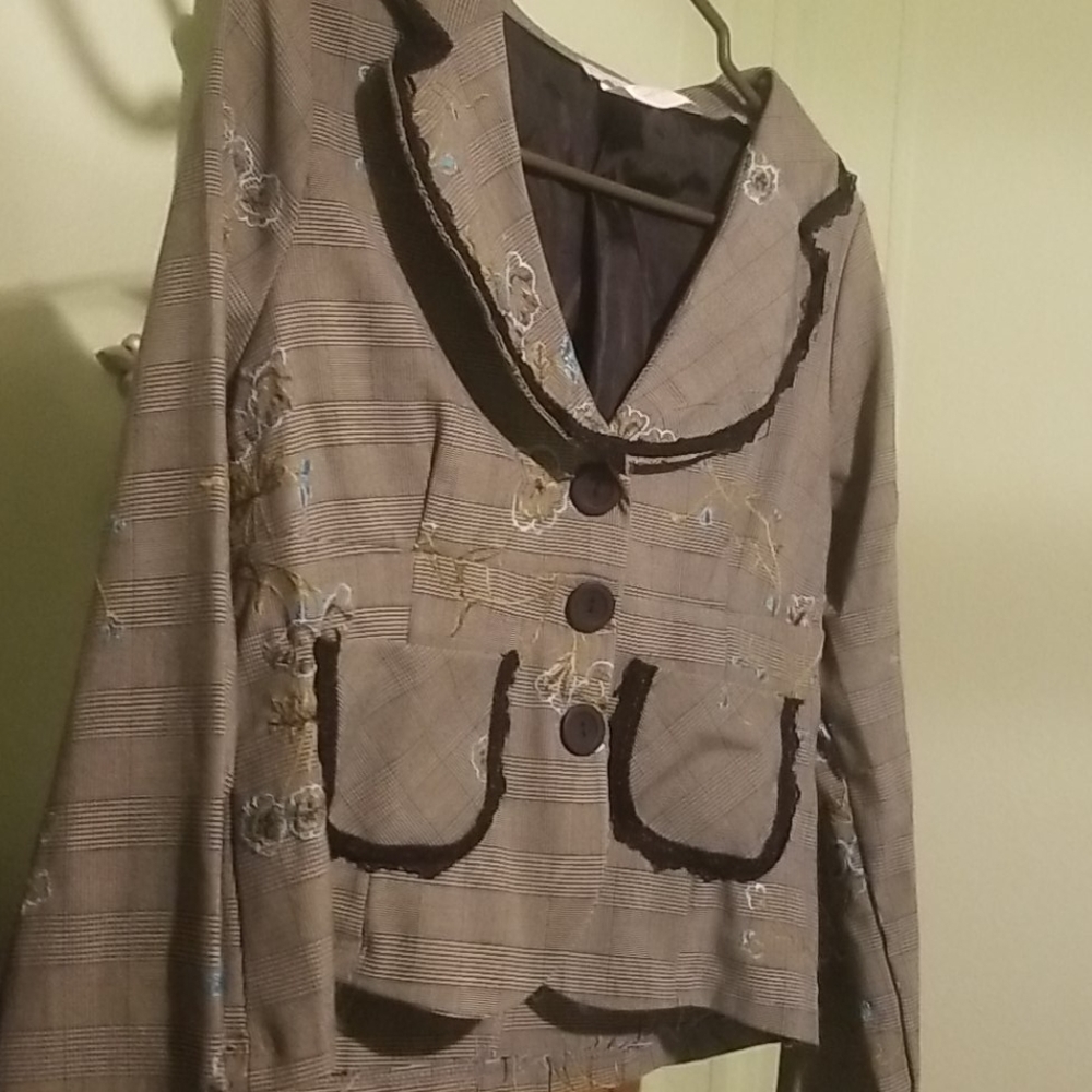Ladies size 4 really pretty vintage suit